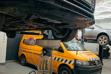 Vozidlo zdvihnuté na dvojstĺpovom zdviháku v dielni M.I.Auto